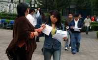 Aspirantes a ocupar algunos de los lugares para cursar el nivel medio superior acuden a los sitios donde se les entregaron los documentos para la evaluación