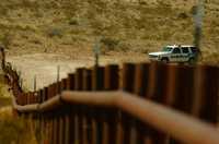 Unos cinco kilómetros de muro metálico construido por EU invaden casi dos metros del territorio mexicano, por lo que la Secretaría de Relaciones Exteriores exigió que se destruya esa valla y se levante fuera de México