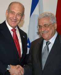 Ehud Olmert, primer ministro israelí (lado izquierdo), y Mahmoud Abbas, presidente palestino, ayer luego de dialogar en territorio egipcio