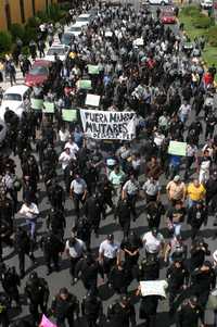 Policías de Puebla marcharon a Casa Aguayo, donde despacha el gobernador Mario Marín, para demandar la salida de mandos militares