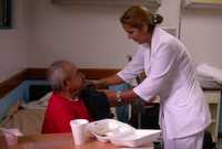 Andrés Ordaz Ramírez, uno de los 79 adultos mayores beneficiados por el programa Misión Milagro, es revisado por una enfermera del hospital Francisco Morales