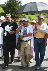 Gustavo Moncayo, a su paso por Popayan, en la caminata de 300 kilómetros por la libertad de su hijo Pablo Emilio, plagiado por rebeldes * Ap