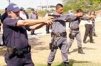 Agentes de la policía de Sinaloa realizan ejercicios de tiro con pistolas de origen austriaco Glock, las cuales les fueron entregadas este miércoles