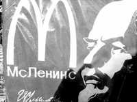 Efigie de Lenin, líder de la Revolución socialista soviética de 1917 y la marca de la cadena estadunidense de comida rápida MacDonald's, en Moscú. Con la extinción de la URSS sobrevino la adopción de la economía neoliberal