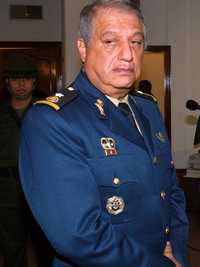 Acosta Chaparro durante un receso del consejo de guerra que la justicia militar abrió en 2002 para analizar sus posibles nexos con el narcotráfico