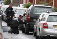 Inspección vehicular en un camino de Ramilies, Liverpool, cerca del sitio donde ayer fueron arrestados dos hombres y una mujer por presuntos vínculos con los atentados fallidos en Londres el pasado fin de semana