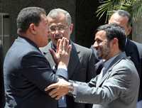 Bienvenida al presidente venezolano, Hugo Chávez (izquierda), por el mandatario iraní, Mahmud Ahmadinejad, ayer en Teherán * Ap