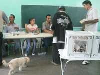 Aspecto de la votación de ayer en Durango, para renovar 39 alcaldías y el Congreso local. La imagen corresponde el municipio de Lerdo, donde se observó poca afluencia de votantes. Los candidatos a alcalde son el priísta Carlos Aguilera y el panista Carlos Morales