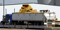 Un camión es cargado con harina de maíz en la planta de etanol en Estados Unidos