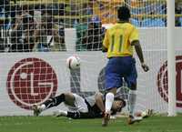 Robinho anotó el primer gol por la vía penal, ante el infructuoso lance del portero chileno, Claudio Bravo