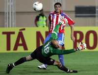 Oscar Cardozo bate al portero Kasey Keller para poner el 2-1 en favor de Paraguay
