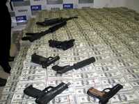 La montaña de dólares y algunas armas de fuego halladas en una residencia de Lomas de Chapultepec