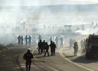 Escena del desalojo de ayer en la carretera Oruro-Cochabamba