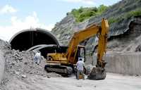 Reparación de daños causados por derrumbes recientes en la Autopista del Sol