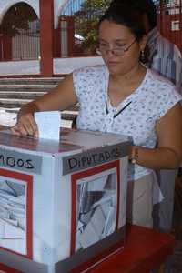 Una militante priísta vota en la elección de candidatos de su partido a alcaldes y legisladores de Chiapas. Los resultados aún deberán ser enviados a la Comisión de Procesos Internos para su aprobación