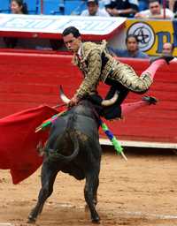 Carlos Montes al momento de ser cogido por Colmenero durante la segunda corrida de la temporada novilleril en la Plaza México