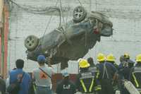 Personal de Protección Civil, así como de Bomberos y rescatistas recuperaron ayer el automóvil compacto que el sábado por la noche cayó en una grieta que se formó en las calles Vista Hermosa y Guadalupe Victoria, en la colonia Lomas de San Lorenzo, de la delegación Iztapalapa. Mientras, continúa la búsqueda del cuerpo del joven de 19 años que también cayó en la oquedad