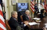 El presidente estadunidense, George W. Bush, el vicepresidente Dick Cheney y la secretaria de Estado Condoleezza Rice, ayer en el salón Roosevelt de la Casa Blanca, durante una videoconferencia con las más altas autoridades militares en Bagdad