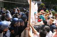Personal de seguridad de Grupo México y granaderos intentan detener a los manifestantes que llegaron a las instalaciones de la empresa para exigir la recuperación de los cuerpos de los obreros fallecidos en Pasta de Conchos