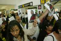 Integrantes de Flor y Canto durante la protesta en el aeropuerto capitalino