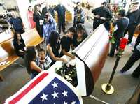 Funeral del soldado estadunidense Juan Manuel García-Schill ayer en Klamath Falls, Oregon; el militar murió en un ataque con bomba mientras patrullaba en la ciudad iraquí de Fallujah el pasado primero de julio