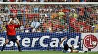 El portero de la albiceleste, Roberto Abbondanzieri, nada pudo hacer ante al autogol que marcó el capitán del equipo, Roberto Ayala