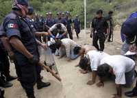 Dos momentos del violento choque en las inmediaciones del cerro del Fortín, sede de la fiesta de la Guelaguetza