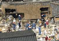 Rescatistas hurgan entre los escombros de una casa colapsada en la ciudad de Kashiwazaki, en el noroeste de Japón, tras el fuerte sismo que azotó el centro de ese país, con saldo de al menos ocho muertos, mil heridos y afectaciones en docenas de edificios