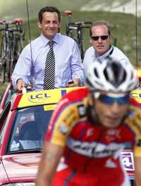 El presidente de Francia, Nicolas Sarkozy, durante largo lapso estuvo detrás del ganador de la novena etapa del Tour, el colombiano Mauricio Soler