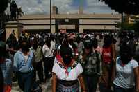 La comandanta Hortensia avanza frente a integrantes y simpatizantes del EZLN después de encabezar un mitin en Tuxtla Gutiérrez, Chiapas