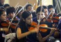 Violinistas de la Orquesta Sinfónica Infantil y Juvenil de México, el miércoles, durante uno de los ensayos de la agrupación previos al comienzo de una gira más por el país