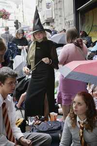 Seguidores de la saga de Harry Potter esperan afuera de una librería en Londres para ser los primeros en comprar la última parte de la serie