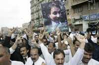 Abogados celebran en Karachi el fallo de la Suprema Corte de Pakistán que restituye en su cargo al magistrado Mohammed Chaudhry