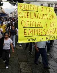 Marcha de la APPO y representantes del magisterio antes de dar a conocer parte del plan de acción para bloquear la realización de la Guelaguetza oficial, ayer