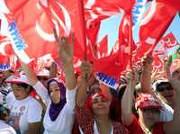 Seguidores del Partido de la Acción Nacionalista, de extrema derecha, durante un acto de campaña en Estambul, un día antes de las elecciones parlamentarias en Turquía
