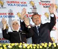 El primer ministro turco, Recep Tayyip Erdogan, y su esposa Emine, dan la bienvenida a simpatizantes desde las oficinas del Partido de la Justicia y el Desarrollo, que ganó ayer las elecciones legislativas