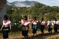 Bases de apoyo del EZLN a su llegada a la primera sesión plenaria sobre educación, que se realiza en el contexto del segundo Encuentro de los pueblos zapatistas con los pueblos del mundo, en el municipio de Ocosingo, Chiapas