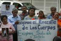 Viudas y otros familiares de los mineros muertos en Pasta de Conchos se presentaron el jueves pasado frente a las instalaciones del Grupo Minero México, en Polanco, donde señalaron que la empresa y el gobierno han cometido irregularidades en el caso