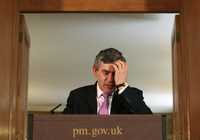 El primer ministro de Gran Bretaña, Gordon Browns, durante su primera conferencia de prensa regular, ayer en Londres