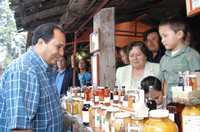 El gobernador de Michoacán, Lázaro Cárdenas Batel, asistió a la inauguración de la XXI Exposición regional, frutícola, cultural y artesanal de Jeráhuaro 2007. Posteriormente también inauguró (en la imagen) la XXXI feria de la pera, en Ucareo, municipio de Zinapécuaro