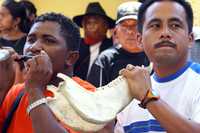 Uno de los músicos afromestizos que participaron ayer en la representación de la Danza de los Diablos, en la Costa Chica de Oaxaca