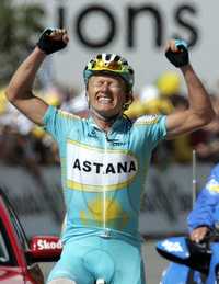 A consecuencia del dopaje de Vinokourov, ganador de dos etapas en el Tour de Francia, su equipo, Astana, abandonó la competencia