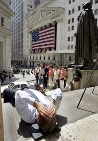 Un hombre descansa en las escaleras frente a la bolsa de Nueva York, en Wall Street, donde las acciones se derrumbaron, afectadas por la crisis del mercado crediticio, las escasas ventas del mercado inmobiliario y decepcionantes resultados de Exxon Mobil. Al cierre, el Dow Jones bajó 2.26 por ciento, la mayor caída desde febrero, impulsada por el retroceso que afectó a 29 de las 30 empresas del índice