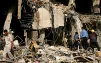 Civiles y paramédicos iraquíes buscan sobrevivientes en un edificio de Bagdad que se derrumbó el jueves por la explosión de una bomba