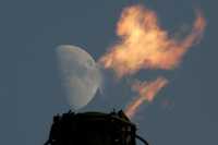 La Luna se ve a través del extractor de las chimeneas de una refinería de petróleo en Lanzhou, capital de la provincia de Gansu, en el noroeste de China. El gobierno chino ha frenado la publicación de un estudio oficial que expone los costos del daño ambiental en la nación. Grupos de ecologistas destacan la reticencia oficial para enfrentar el problema de la contaminación.