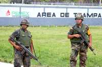 Militares custodian instalaciones petroleras en Tabasco, en imagen de archivo