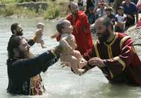 En una ceremonia comunitaria realizada el pasado día 13, sacerdotes ortodoxos bautizaron bebés en el río Aragvi, ubicado a unos 20 kilómetros de la ciudad de Tbilisi, Georgia