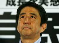 El primer ministro Shinzo Abe, después de reconocer responsabilidad por la derrota de su partido, el Liberal Democráta