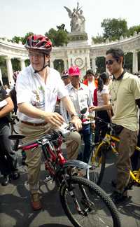 El jefe de Gobierno, Marcelo Ebrard, después de dar el banderazo de salida a los ciclistas, como parte del inicio de la Consulta Verde