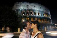 Unas 100 parejas homosexuales se congregaron en el Coliseo de Roma para exigir la liberación de dos hombres que fueron arrestados por besarse de forma "indecente"